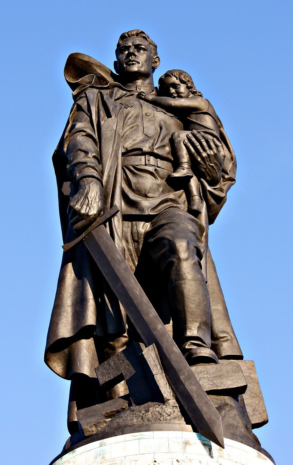9dc5dae6b90d1fb4b04f4be1ec4e8711памятник_в_берлине.jpg